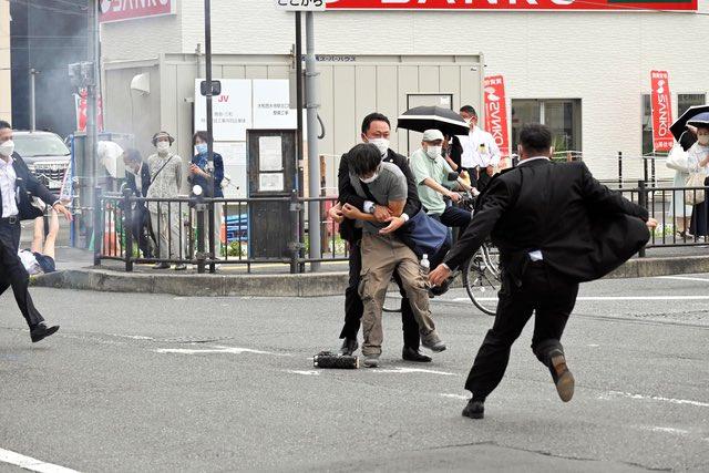 安倍遇袭意外带火路边JK女孩，中日网友齐发声：先救那个姑娘！